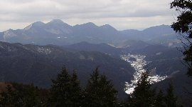 左:倶留尊山、右:大洞山