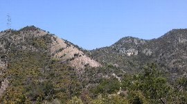巨大岩場越しに見える鷹ノ巣山