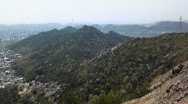 背後には登ってきた山々が…