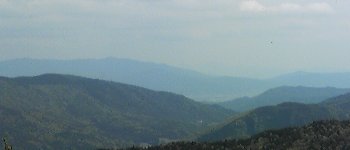 左奥が愛宕山/その右手に比叡山