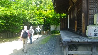 本堂横から山道へ