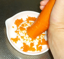 磁器製のスリオロシ器で野菜をすりおろしているところです。