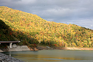 忠別ダムからの紅葉