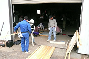 民主党看板設置作業風景(5月25日佐々木代議士車庫にて)