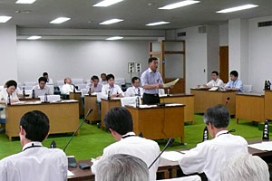予算特別委員会で、耕作放棄地問題、飼料価格高騰対策について質問する