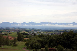 美瑛町北西の丘展望公園から見た十勝岳連峰