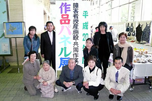 パネル展で皆さんと記念撮影