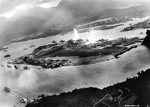 米戦艦オクラホマに魚雷命中の瞬間(Wikipediaから)