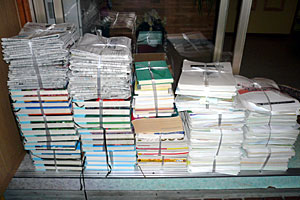 整理して廃棄する書類の山