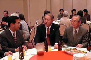 隆親会で牧野幹事長(中央)、小貫会長(右)と懇談