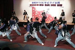 今年の新しい法被(はっぴ)と踊りを披露した「夜咲恋そぅらんサムライ士別」の皆さん