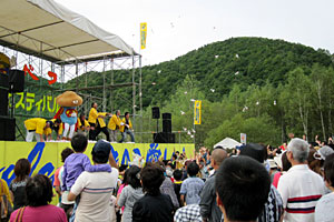 愛別町のきのこ祭りで餅を拾う観衆