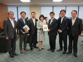 塩崎厚労大臣に要請