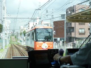 オレンジの8809とすれ違い