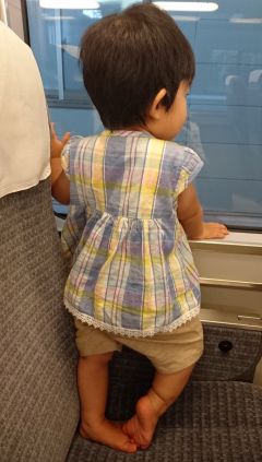 いっちょまえに外を見る