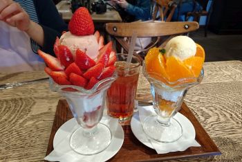 豪華なフルーツパフェ