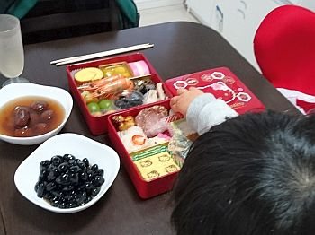お昼はおせち料理!
