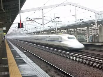 雨の中300km/hで通過