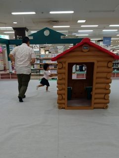子どもの広場でかけっこ