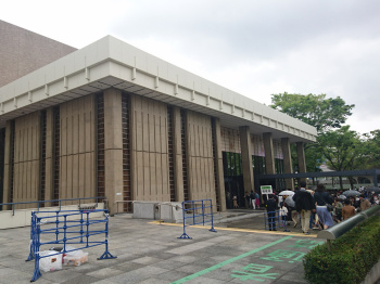 雨のNHKホール