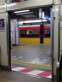 お昼の淀屋橋駅