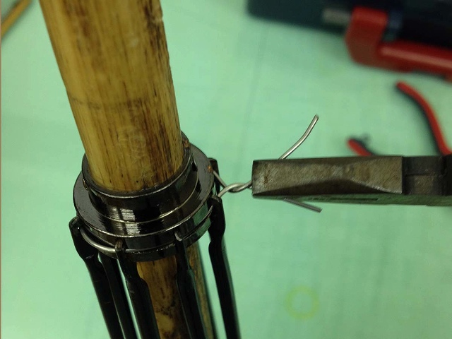 骨を針金で固定する