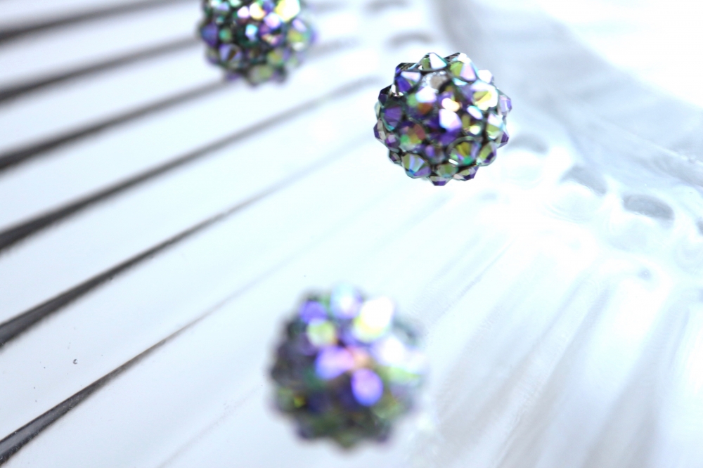 【JULICA ジュリカ】シグネチャー「BONBON ボンボン」制作風景。スワロフスキーを1粒1粒手作業で制作。