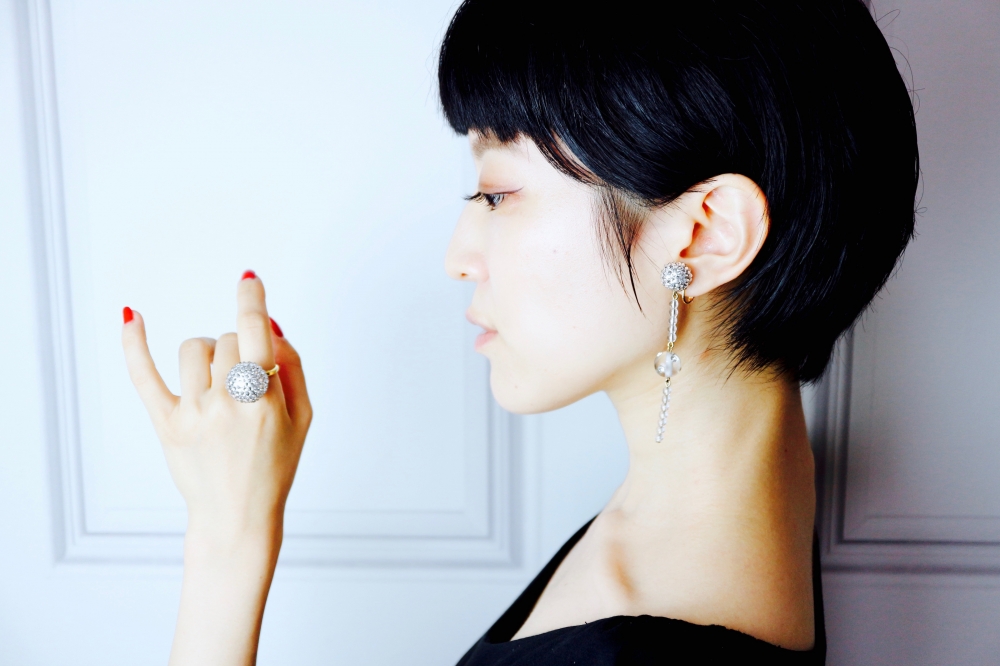 【JULICA ジュリカ】シグネチャー「BONBON ボンボン」制作風景。スワロフスキーを1粒1粒手作業で制作。