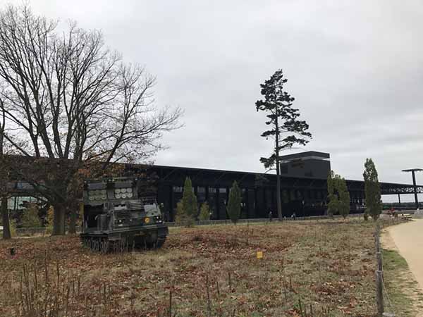 オランダタイル2種　銃を構える天使(デルフト)と兵士(マッカム)　額付き 土佐鍛 山遊鉈【土佐オリジナル白鋼】漆黒造り 180 両刃