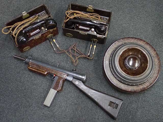 懐かしい感じの野戦電話 | Chicago Blog