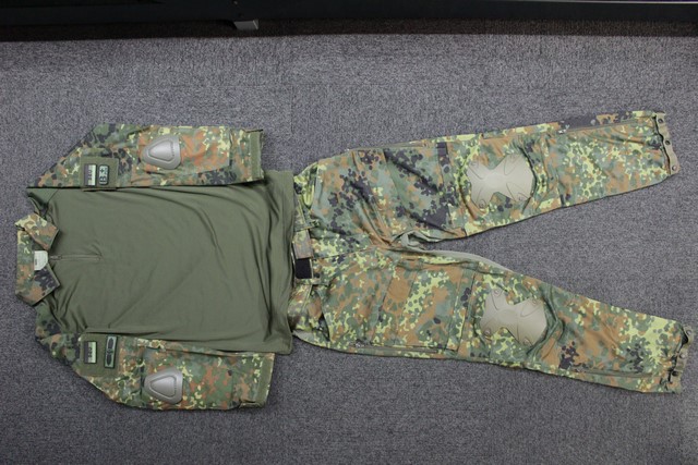 新品　ウクライナ軍タクティカル戦闘服上下とワッペンセット　ゼレンスキータイプ 新品ウクライナ軍タクティカル戦闘服上下とワッペンセット