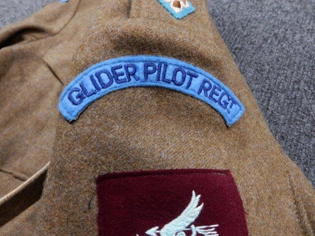 現在ヤフオクに「イギリス軍 P1949バトルドレス 中尉肩章＆空挺隊