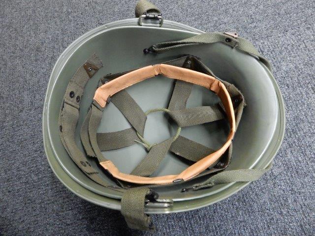 現在ヤフオクに【オーストリア軍ヘルメット (アメリカ軍M1型)】 2点