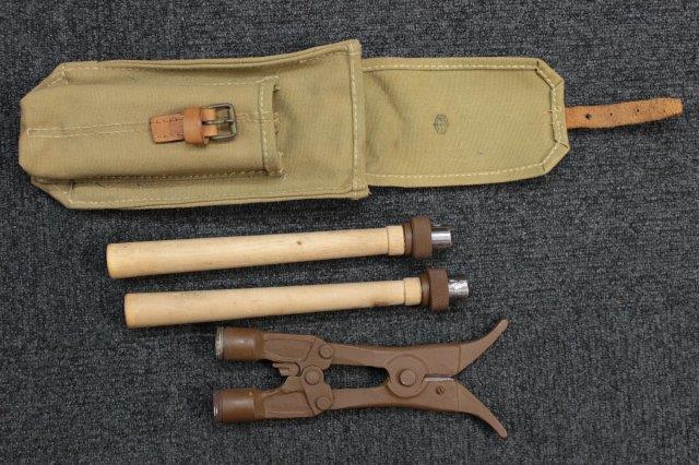 大阪店にて現在ヤフオクに日本軍軍装品(複製)8点出品中です