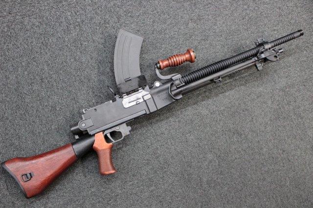 大阪店にて現在ヤフオクに日本軍モデルガン3点出品中です