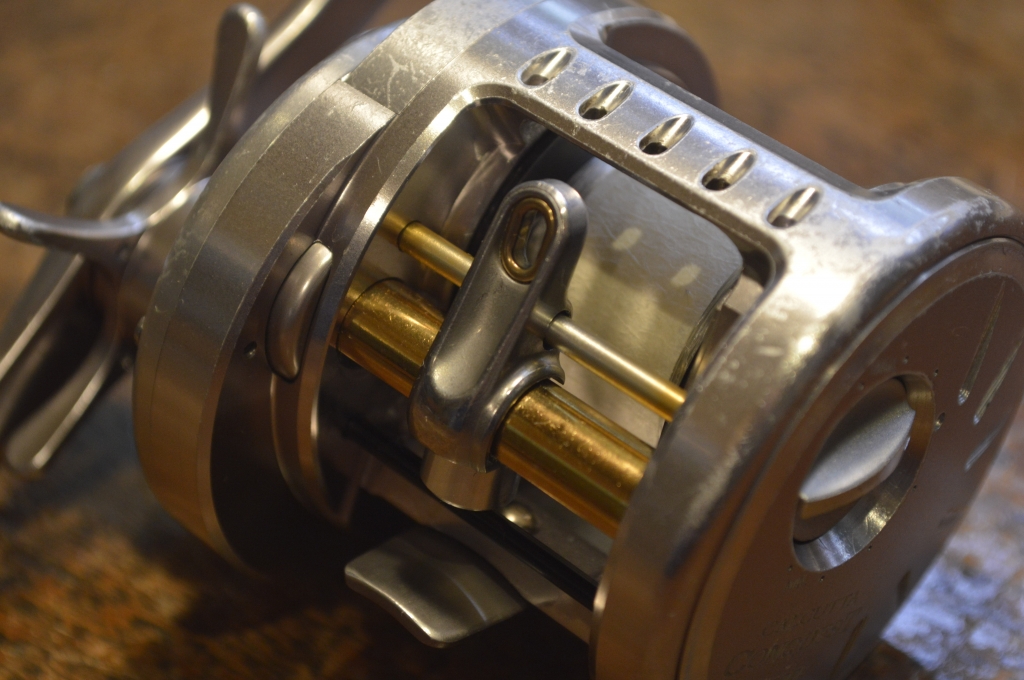 09SHIMANO カルカッタコンクエスト200DC ハンドルLIVRE改 箱専用ケース付属 