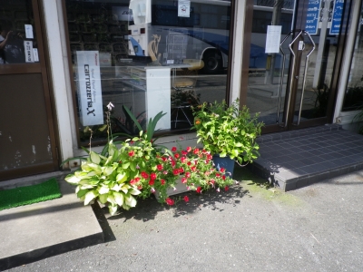 店の前