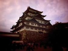 曇りで暗い名古屋城。