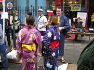浴衣で楽しげ