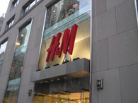 H&Mお店前2.25