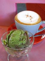 抹茶アイスとカフェラテ