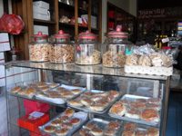 中国の焼き菓子も売っている