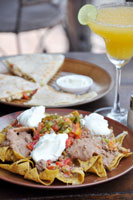 手前:Nachos(beef)185B、Quesadillas(chiken)140B、パッションフルーツ・マルガリータ