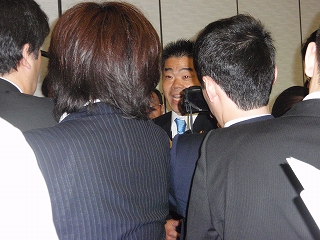 記者に囲まれる政務官