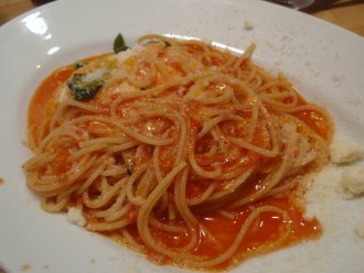 水牛モッツァレラとフルーツトマトパスタ