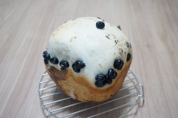 白あん入り黒豆パン