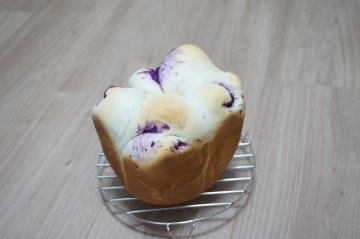 紫芋餡のマーブルミルクパン
