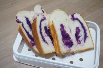 紫芋餡のマーブルミルクパン