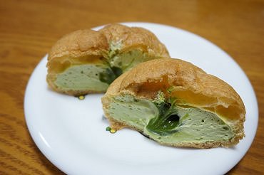 濃い抹茶のシュークリーム
