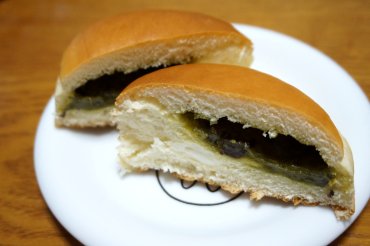 抹茶とマスカルポーネ入りクリームのパン